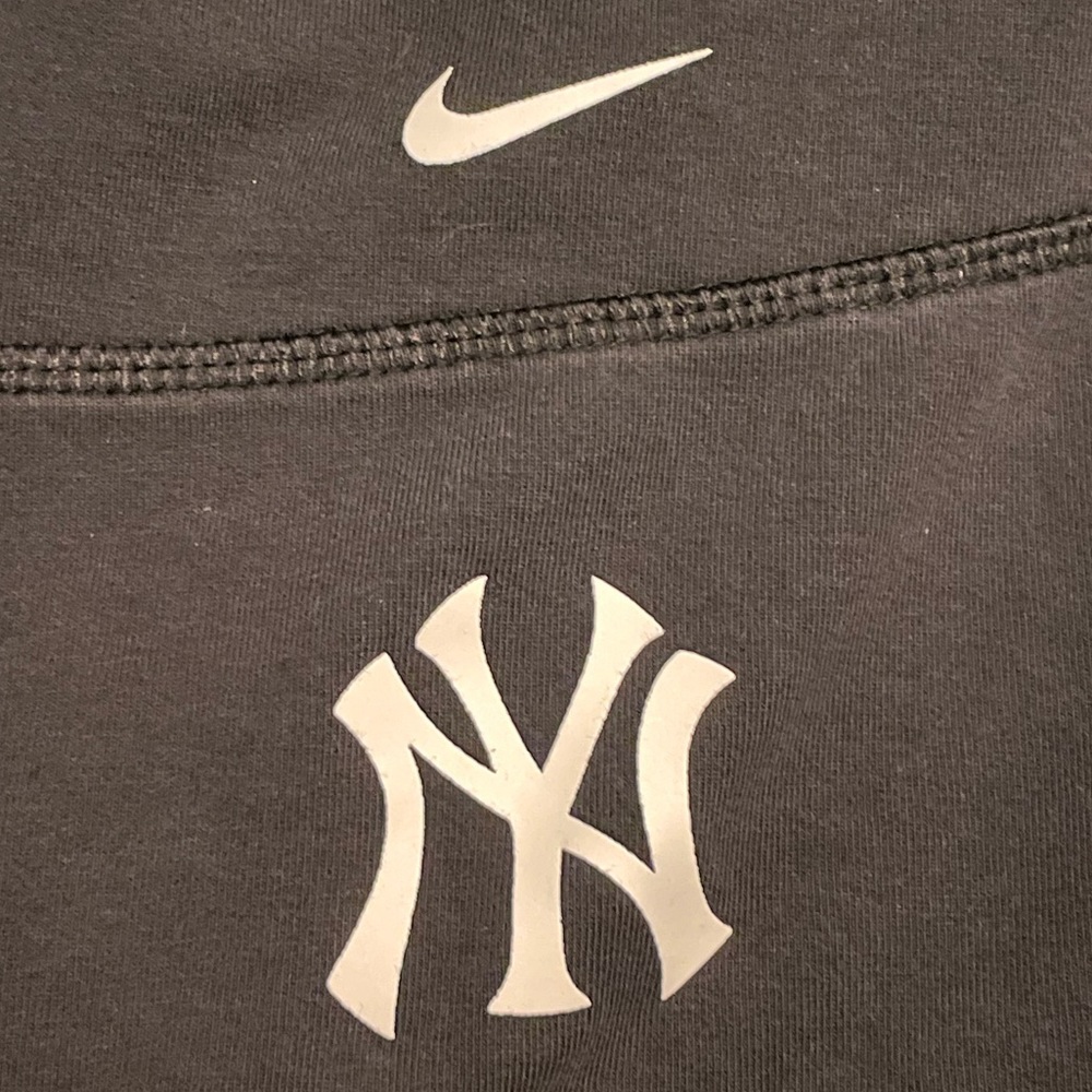 Nike Dri-Fit New York Yankees Capri Leggings